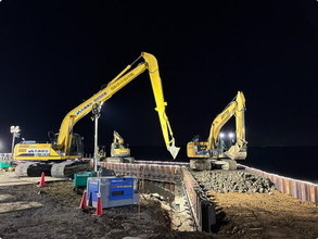 印旛沼の決壊堤防の緊急復旧が完了！ 鉄板で囲われた城の“出丸”のような構造物が姿を現す