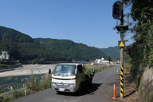 道路になっていた Jr肥薩線 鉄道信号の下を走るトラック 豪雨災害から復旧への遠い道のり 22年1月19日 エキサイトニュース 道路になっていた Jr肥薩線 鉄道信号の下を走るトラック 豪雨災害から復旧への遠い道のり 22年1月19日 エキサイトニュース