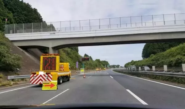 道路の“止まれ”はペンキじゃない!? 200度の激熱液体を操る「人力プリンター」なぜ塗料じゃダメ？