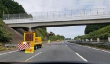 道路の“止まれ”はペンキじゃない!? 200度の激熱液体を操る「人力プリンター」なぜ塗料じゃダメ？