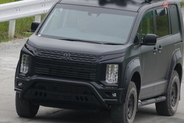 総火演の会場脇に“不審な車”!? ナンバーも所属表記も一切無し「黒一色の三菱デリカ」実は自衛隊の“未来の装備”か？
