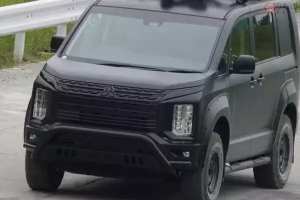 総火演の会場脇に“不審な車”!? ナンバーも所属表記も一切無し「黒一色の三菱デリカ」実は自衛隊の“未来の装備”か？