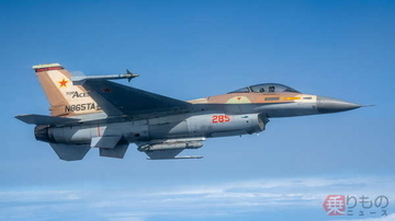 腕利きパイロット、あえて“縛りプレイ”！  戦闘機150機持つナゾの民間会社の意外すぎる仕事内容とは