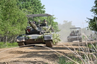 自衛隊戦車の「鳥かご装甲」はドローン対処に不十分？「これで万全とは思っていない」リアルな課題とは