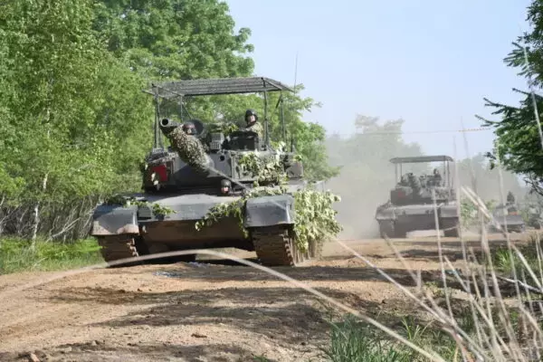自衛隊戦車の「鳥かご装甲」はドローン対処に不十分？「これで万全とは思っていない」リアルな課題とは