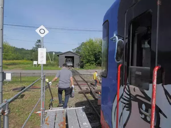 「「こ、この手で“列車”を運転している…」この高揚感！ 日本一寒い町にある「日本最長の保存鉄道」を体験」の画像