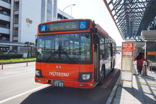 同じ区間で運賃ほぼ倍「路線バス」vs「空港リムジンバス」どっちを選ぶ？ 「こんなに違うのか！」価格差も納得