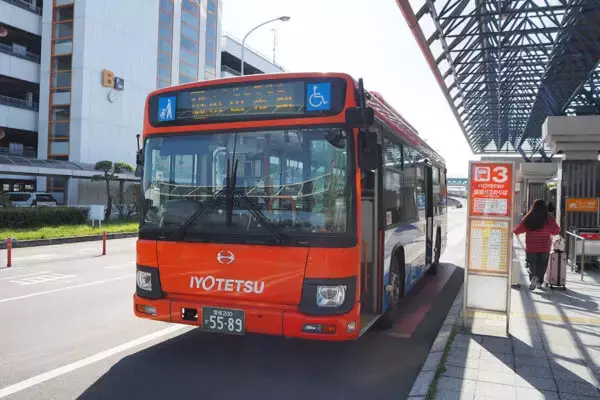 「同じ区間で運賃ほぼ倍「路線バス」vs「空港リムジンバス」どっちを選ぶ？ 「こんなに違うのか！」価格差も納得」の画像