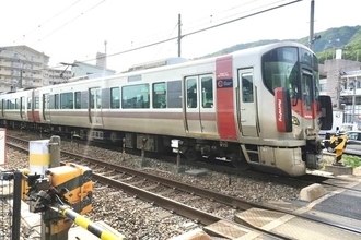 落ち葉ごときで?? 車輪すべって4時間缶詰め… なぜ鉄道は坂に弱いのか