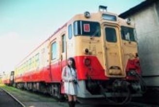 「令和に残したい汽車旅」とは？ 鉄旅タレント・伊藤桃さんがモデルの写真展が都内で開催中！ 舞台は小湊鐵道