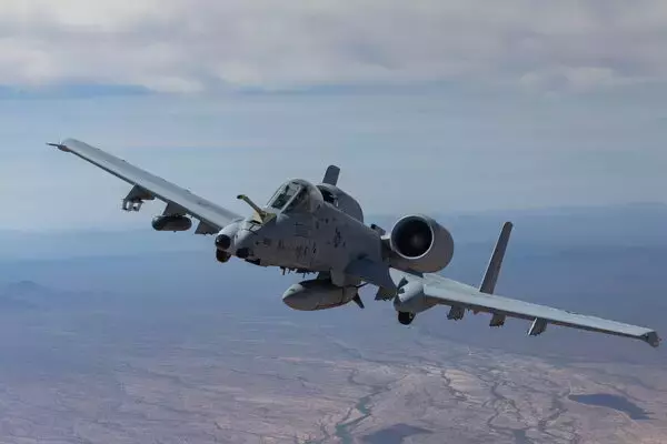 50年選手「A-10攻撃機」に異例の“延命改修”！ 新方式の空中給油に対応する動画を米空軍が公開