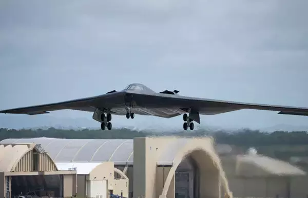 ステルス爆撃機が“艦船キラー”に!? 米空軍 長距離ミサイル発射実験の成功を発表