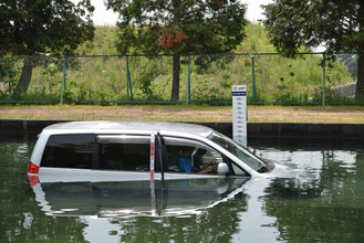 「クルマが水没！ ドアが開かない!?」命を守るための脱出方法とは？ ゆっくり沈む車内で慌ててはいけない？