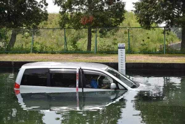 「クルマが水没！ ドアが開かない!?」命を守るための脱出方法とは？ ゆっくり沈む車内で慌ててはいけない？