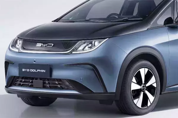 「立体駐車場に入るEV」がやっと登場！ 363万円～ 中国BYDの新型コンパクトEV「ドルフィン」発売