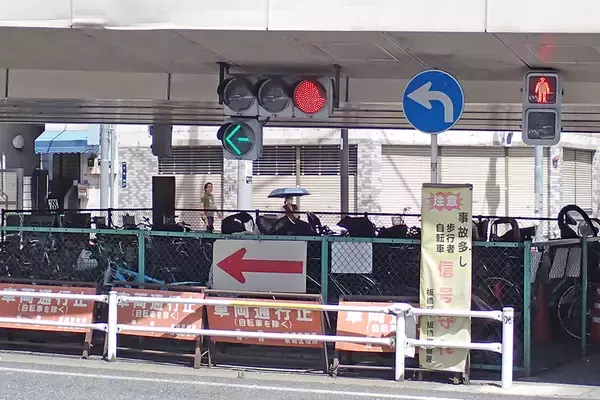板橋名物「激低信号機」交差点 実は自転車で通ると「違反」!? 自転車の“ルールの矛盾”に困惑