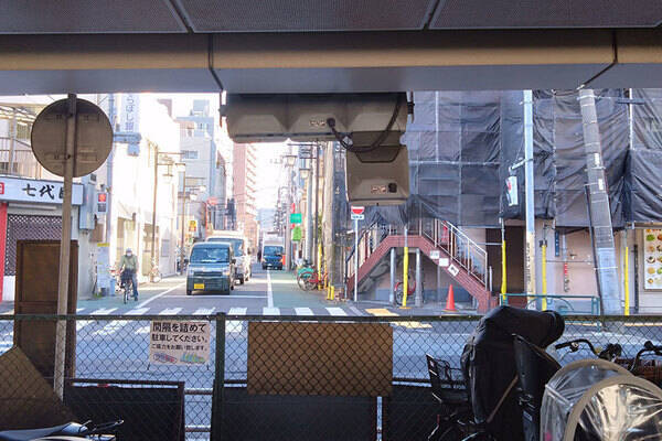 板橋名物「激低信号機」交差点 実は自転車で通ると「違反」!? 自転車の“ルールの矛盾”に困惑