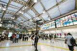 「東京「北の玄関口」の大空間に“巨大スクリーン”出現 まるで美術館な駅のステンドグラスを置き換え 元の作品はどこへ？」の画像1
