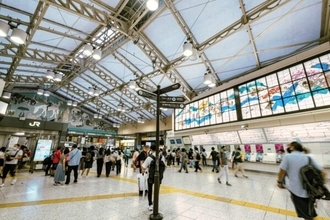 東京「北の玄関口」の大空間に“巨大スクリーン”出現 まるで美術館な駅のステンドグラスを置き換え 元の作品はどこへ？