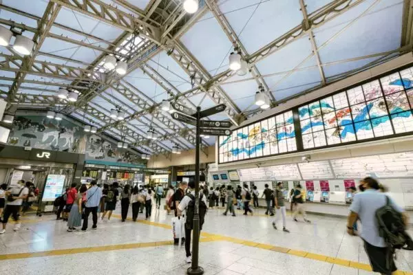 東京「北の玄関口」の大空間に“巨大スクリーン”出現 まるで美術館な駅のステンドグラスを置き換え 元の作品はどこへ？