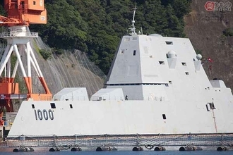 レアすぎ！ 米海軍艦「ズムウォルト」初の来日 横須賀で並んだ異形の軍艦ツートップ