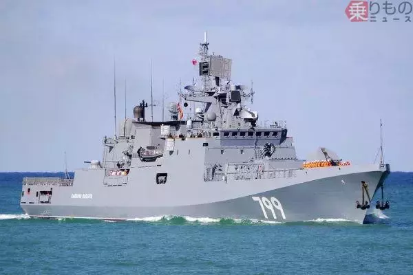 ロシア海軍の拠点港を「多数の新兵器」が強襲 すさまじい対空砲火や炎上の様子を捉えた映像が公開