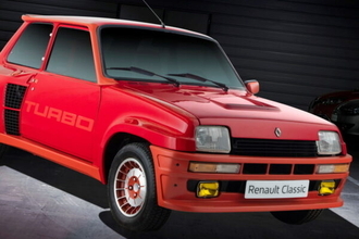 約34年ぶりに復活した「伝説のフランス車」ついに日本上陸へ！ “スポーツ仕様”も同時発表 新型「ルノー5」