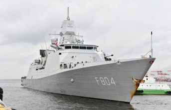 海自が「最高の敬意」を表明！ オランダ海軍フリゲートを歓迎する“21発の礼砲”の瞬間を公開