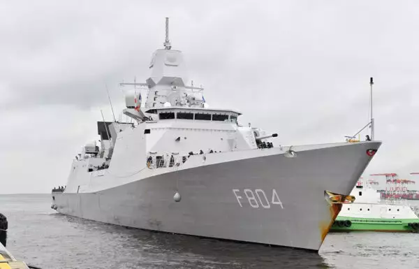海自が「最高の敬意」を表明！ オランダ海軍フリゲートを歓迎する“21発の礼砲”の瞬間を公開