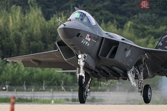 なぜ？ 韓国最新鋭戦闘機「KF-21」が「配備前」に“次”を見せる異例の事態…「ステルス仕様＆電子戦仕様」構想公開の理由