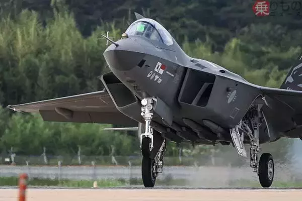 なぜ？ 韓国最新鋭戦闘機「KF-21」が「配備前」に“次”を見せる異例の事態…「ステルス仕様＆電子戦仕様」構想公開の理由