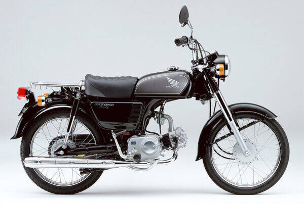 「背広を着たビジネスマンが乗る“原付”」 スーパーカブと並ぶもう一つの“ビジネスバイクの金字塔”を今こそ振り返りたい！