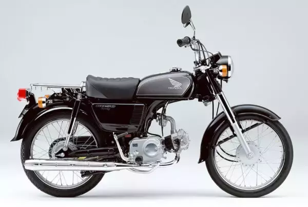 「「背広を着たビジネスマンが乗る“原付”」 スーパーカブと並ぶもう一つの“ビジネスバイクの金字塔”を今こそ振り返りたい！」の画像