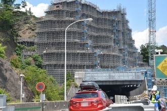 高速道路上の「危険な岩山」がすっかり消えた…!? 高さ70mあった“足場要塞”は今どうなった？ 後片付けにあと3年!?