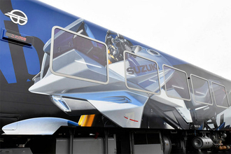 列車にバイクの車体ドーン!! スズキ「カタナ」ラッピング列車刷新 「鋭い切れ味」表現