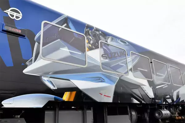 列車にバイクの車体ドーン!! スズキ「カタナ」ラッピング列車刷新 「鋭い切れ味」表現