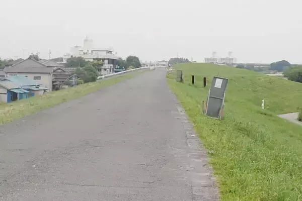 「「落ちそうなんだけど…」 川沿いの道はなぜガードレールすらないのか？ 実際落ちてるのに」の画像