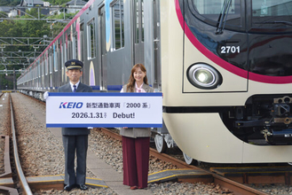 京王の「古代魚」新型2000系ついに公開 「ベビーカー畳むのがおかしいくらい」究極の“気づかい”電車!? 車内には「やけに小さな窓が…」