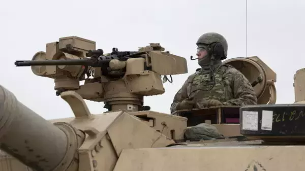 戦車のハッチに詰まるから!?「ウエストが太い兵士は許さん！」厳格な新ルールを米陸軍が導入