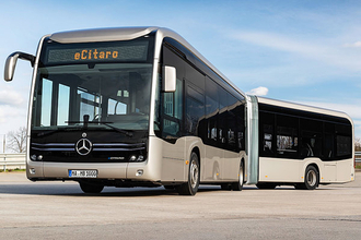 長～い連節バスも電動化！ メルセデス・ベンツの最新電気バス 延びる航続距離 日本導入も視野か