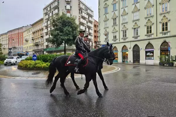 「軍服にしちゃトガりすぎだろ！」ガンダムの「ネオ・ジオン軍」がハデハデ服となったワケ