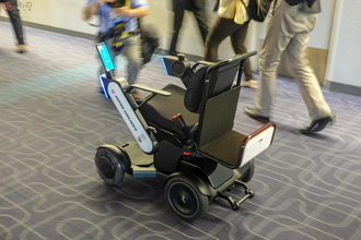 もはや操作レスも!? 電動車いすの進化が止まらない ポスト自家用車として注目も「踏切は避けて」
