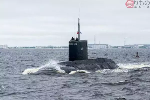 ロシア海軍の潜水艦に「異変」！ 衛星画像の分析で明らかに 船体に“巨大な傘”を設置か イギリス国防省が指摘