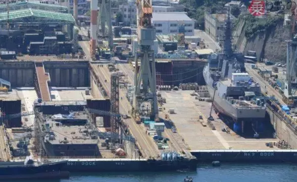 隣のイージス艦が小さく見える！ 海自“超巨大”新型戦闘艦の建造進む 肝心の「目」も試験成功