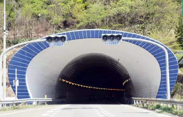 県境またぐ長～い関越トンネル 電力はどこから「東京・東北どっち!?」実はかなり考えられた方法だった