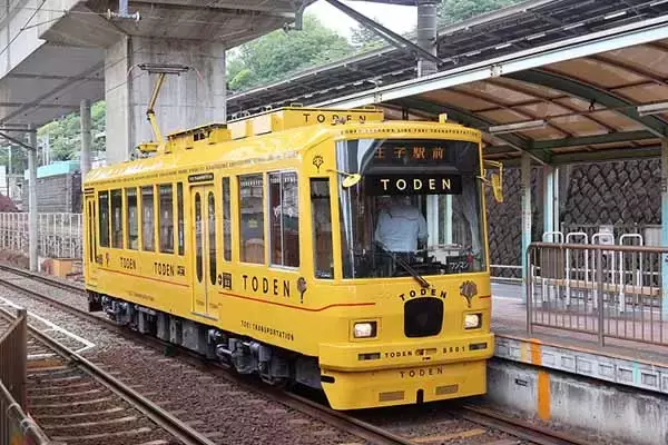 これが都電…!? まるで「走る工芸品」の特別車両がデビュー “水戸岡デザイン”乗客にはどう映る？