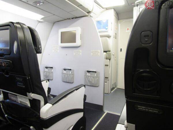 飛行機に「隠し部屋」があるって本当!? 乗客立ち入り厳禁の天井裏とは? “パイロットとCA専用”です