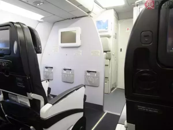 「飛行機に「隠し部屋」があるって本当!? 乗客立ち入り厳禁の天井裏とは? “パイロットとCA専用”です」の画像