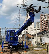 手先も器用！ JR西日本が多機能鉄道重機の試験を実施 地上にいながら高所作業OK