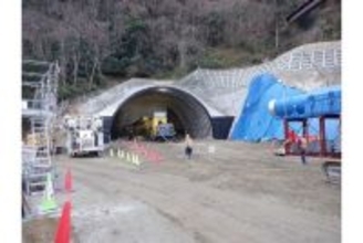 ガガガガ、ズサーッ 島内最長トンネル貫通の瞬間 2年遅れも洲本バイパス全通へ向け